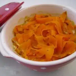 Petite cocotte de poisson aux tagliatelles de carottes et à la crème de poireaux