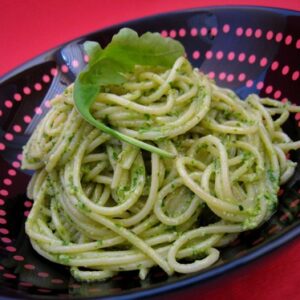 Spaghettis au pesto de roquette et de noix