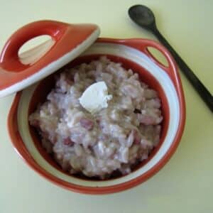 Risotto chèvre lardons au vin rouge