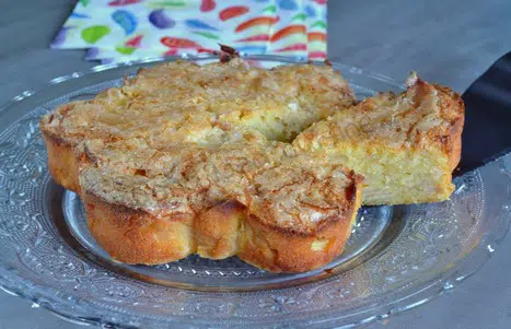 Gâteau aux pommes et yaourt et sa croûte craquante