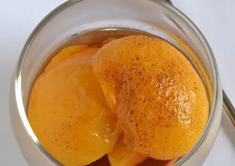 Pêches à la crème de cassis