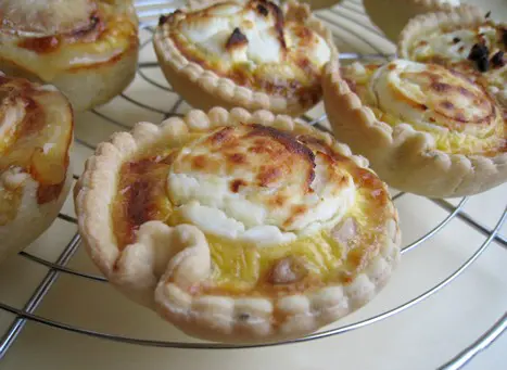 Tartelettes aux oignons pignons et chèvre