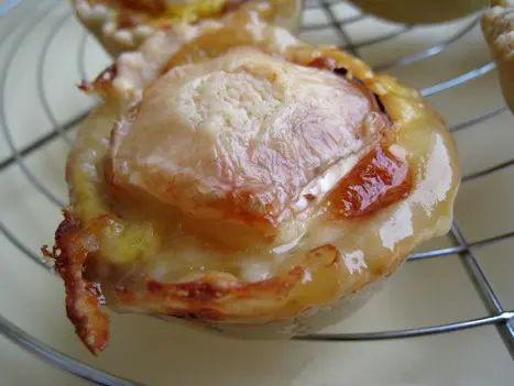 Tartelettes aux oignons pignons et chèvre
