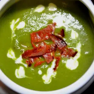 Velouté de fanes de radis et chorizo croustillant