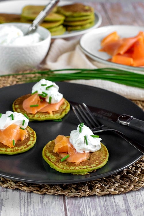 pancakes aux petits pois et à la truite fumée