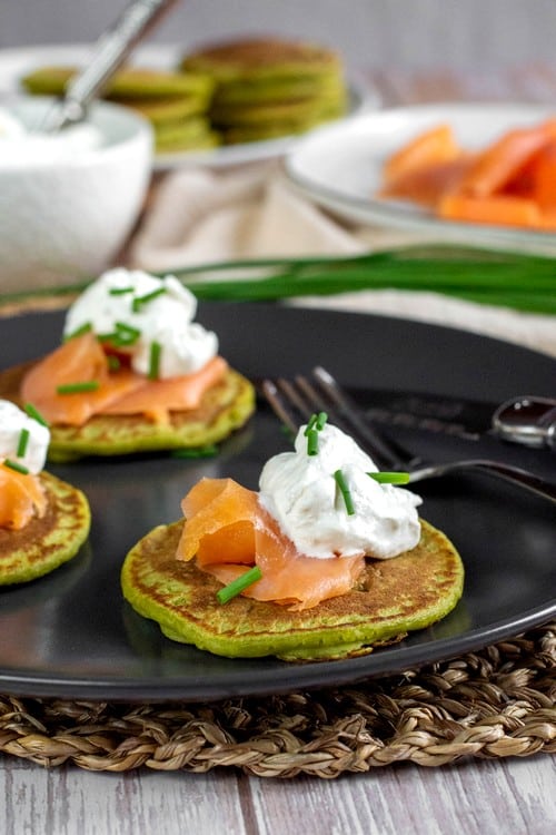 pancakes aux petits pois et à la truite fumée