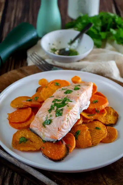 pavé de saumon à l'huile de coriandre et patates douces